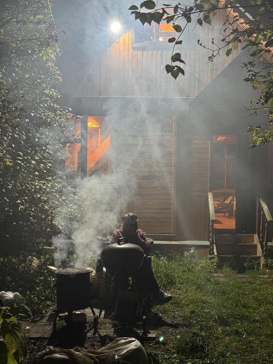 Господи как же заебись иметь дачу и идти орать в лес