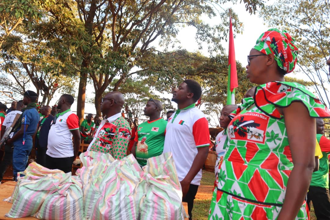 CnddFddButanyer's tweet photo. #HABIMANA_Ferdinand Umunyamabanga wa @CnddFdd #Butanyerera,yasavye iyo zone ko inguvu bakoresheje bubaka bobandaniriza mu gutera #amavoka nk'igiterwa kizoduza ubutunzi bw'igihugu,#intara yiyemeje gutera amavoka 20.000.000. Yasozereye aha imbuto yo kurima imiryango y'amikoro make. https://t.co/7Q4bC124uD