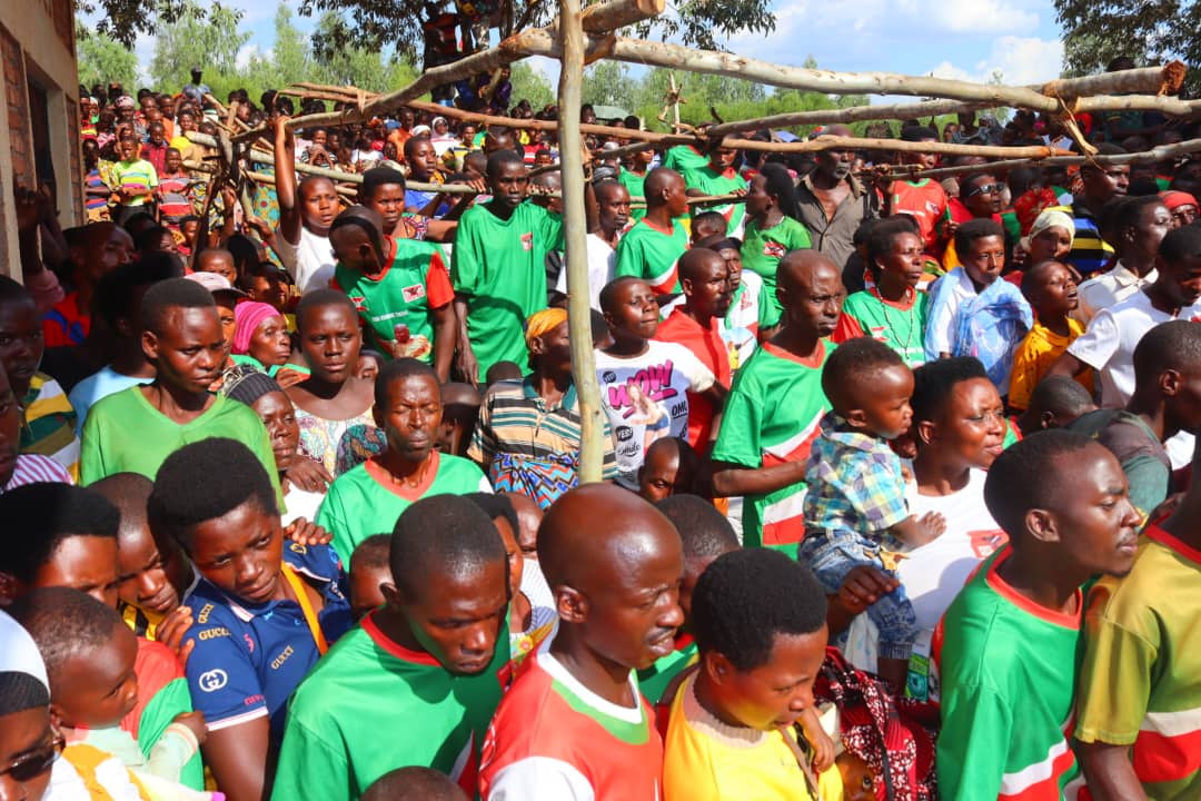 #Umunyamabanga w <a href="/CnddFdd/">CNDD-FDD</a> mu ntara yashimiye can Ubuserukizi bw'iyo Zone n'abagumyabanga kuba bushoboye kwiyubakira inyubakwa ya 60.000.000F ata ntererano basavye ati n'ikimenyetso c'uko intsinzi baronse ya 100% yerekana ko abagumyabanga bakunda neza ivyiza vy'umugambwe <a href="/CnddFdd/">CNDD-FDD</a>