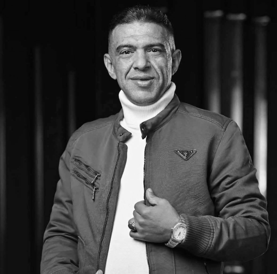 🛑 موت الفنان
تحت ركام القهر❗️

أعتقد أن الفنان علي عنبة لم يكن سوى إسم في قائمة طويلة من الأسماء التي اختنقت تحت ركام اللامرئي، حيث يصبح الفن جريمة، والصوت المرهف جناية لا تُغتفر. لقد عاش السنوات الأخيرة من عمره في محاكم تفتيش حوثية تحاكم الإبداع باعتباره تهديداً وجودياً، لا