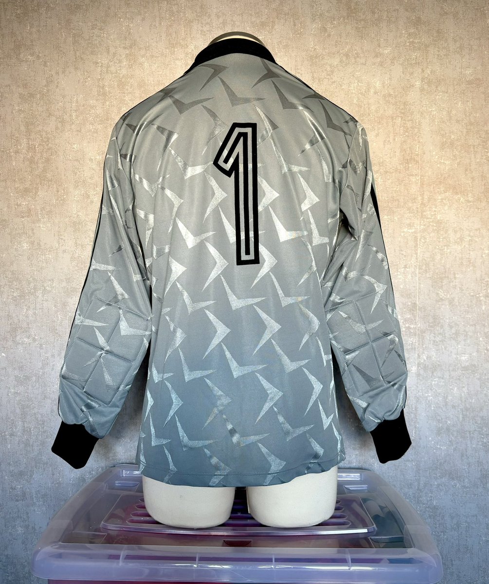 A little half time treat in the middle of a surprisingly impressive away performance. 

One of my most treasured pieces, the stupidly rare grey alternate keeper shirt as worn by Packie Bonner in our most famous moment, a penalty shootout win v Romania at Italia 90 #COYBIG #PORIRL