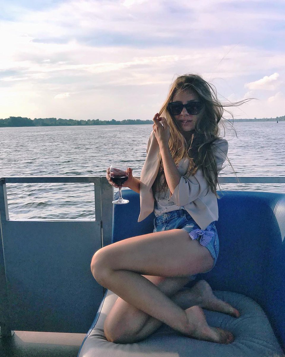 Leah14958's tweet photo. Sippin' wine and soaking in the sunshine 🌞🍷 A perfect day on the water with nothing but good vibes and great views. #BoatLife #ChillVibes #SunsetSips https://t.co/VNDAwBTJwW