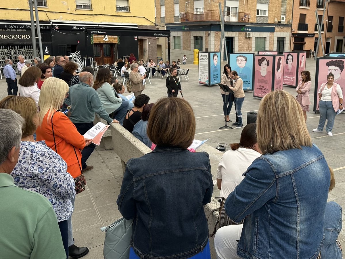RodrigoMoreras's tweet photo. Inauguración de la exposición “Mujeres referentes de Castilla-La Mancha” del @imujerclm con la presencia de asociaciones y entidades locales. Se podrá visitar en la Plaza de España hasta el 7 de noviembre. https://t.co/hEc5vAJgxZ