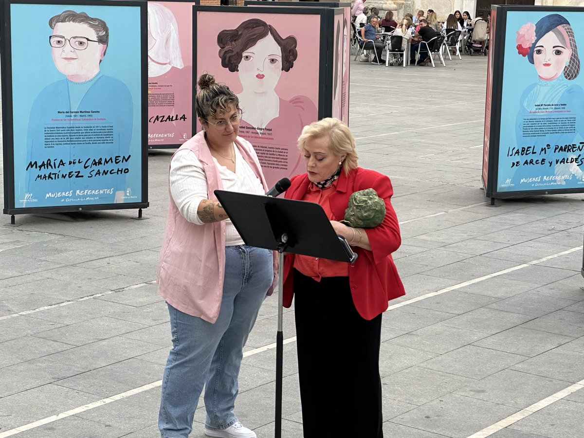 RodrigoMoreras's tweet photo. Inauguración de la exposición “Mujeres referentes de Castilla-La Mancha” del @imujerclm con la presencia de asociaciones y entidades locales. Se podrá visitar en la Plaza de España hasta el 7 de noviembre. https://t.co/hEc5vAJgxZ