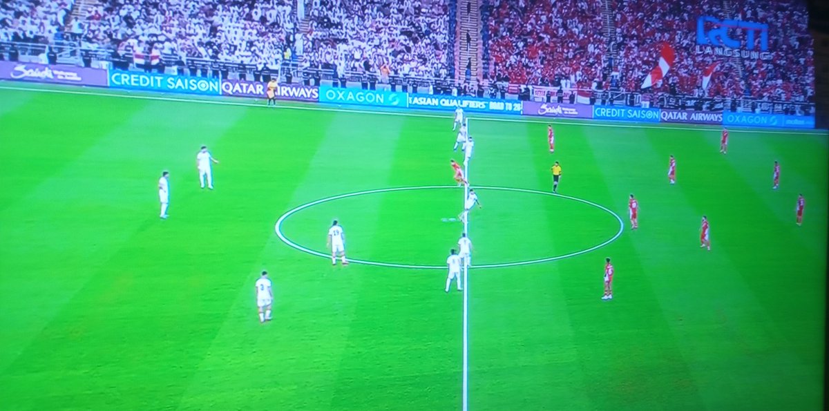 garistengah_id's tweet photo. Di atas kertas, kata RCTI, 4-4-2. Di atas lapangan 4-2-3-1, setidaknya waktu lagi ga megang bola.

Kunci kita ada di Vedonk kayaknya..

Dari posisinya, dia kayak dikasih peran buat pastiin pertahanan ga bolong, dan aktif dalam membangun + menjaga sirkulasi bola.

#TimnasDay https://t.co/1Wv1NWIVig