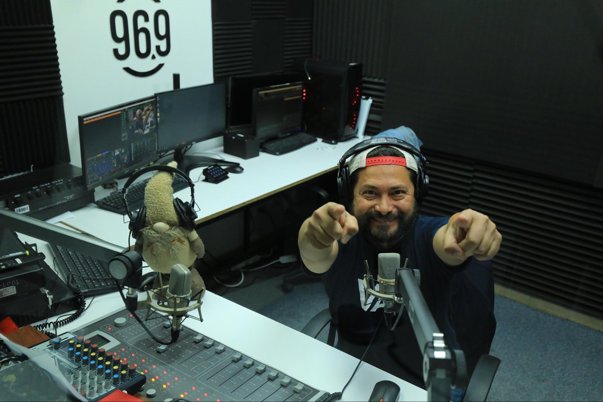 rsv969's tweet photo. En esta jornada de #ModoFinD, Jaime Martínez te acompañó con lo mejor de los duetos en la música.🎶🎧
¡Gracias por sintonizarnos, no te pierdas el resumen, mañana a las 6:00 p.m.!📻📲
#RadioElSalvador #RumboAlCentenario https://t.co/ZMua1MIDXj