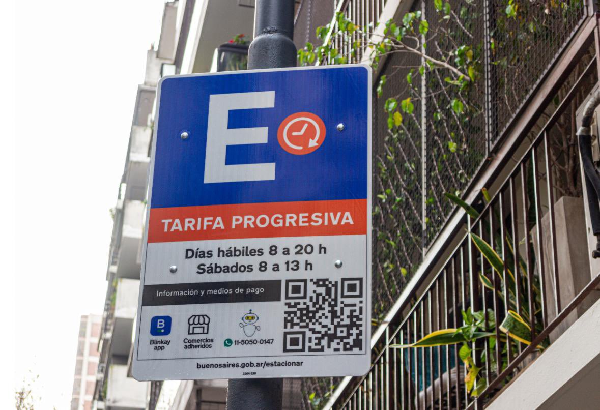 Rickbeneth's tweet photo. Saben ustedes @AlertasTransito por qué razón el Boti dice que el estacionamiento es libre 24 horas y siguen en la calle los carteles de estacionamiento progresivo y la aplicación Blinkay sigue cobrando dinero para el @gcba https://t.co/lAymkNyXKD