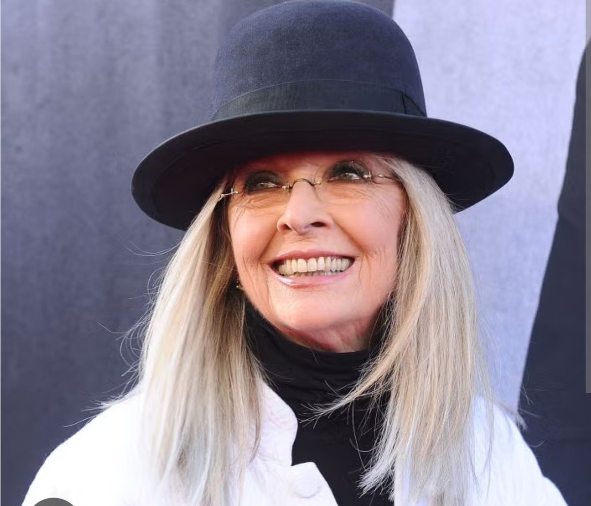 Vimos a Diane Keaton en muchas películas, pero yo siempre la recordaré en tres, especialmente: El Padrino, Rojos y Annie Hall. Tres películas tan diferentes y maravillosas, que nos hablan de su versatilidad y talento. La sonrisa y la profundidad, la mirada exacta ante la cámara.