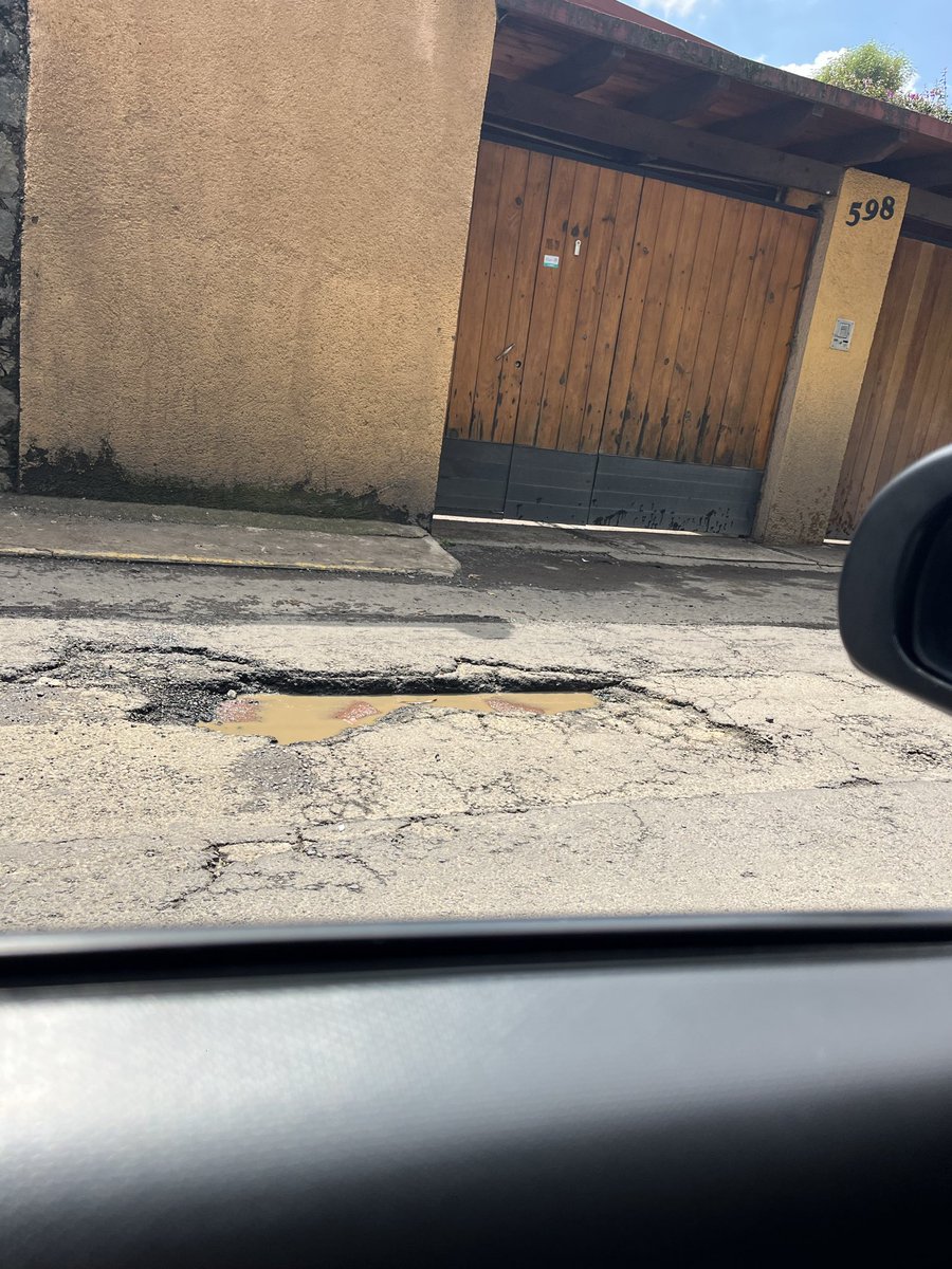 DanielaLojero's tweet photo. @susyfiona1 @ClaraBrugadaM @TlalpanAl @GobCDMX @SGIRPC_CDMX Cuántos más baches se necesitan para que vengan a tapar las calles en Tepepan @TlalpanAl @ClaraBrugadaM @GobCDMX ?? Todas las calles están llenas de hoyos. Me parece increíble que no puedan arreglar esto!😡 https://t.co/05Hvtx1zV4