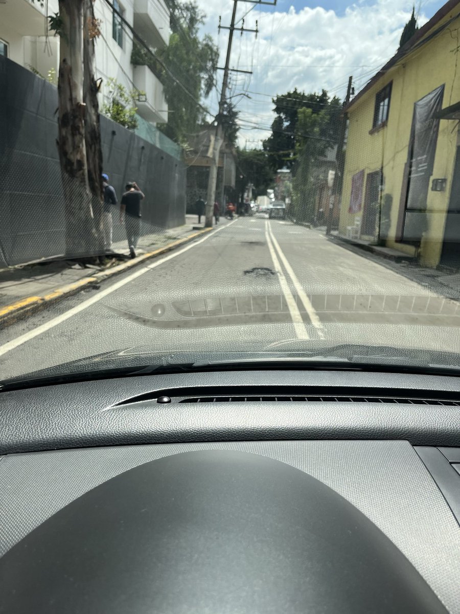 DanielaLojero's tweet photo. @susyfiona1 @ClaraBrugadaM @TlalpanAl @GobCDMX @SGIRPC_CDMX Cuántos más baches se necesitan para que vengan a tapar las calles en Tepepan @TlalpanAl @ClaraBrugadaM @GobCDMX ?? Todas las calles están llenas de hoyos. Me parece increíble que no puedan arreglar esto!😡 https://t.co/05Hvtx1zV4