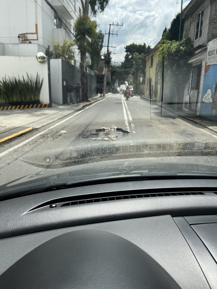 DanielaLojero's tweet photo. @susyfiona1 @ClaraBrugadaM @TlalpanAl @GobCDMX @SGIRPC_CDMX Cuántos más baches se necesitan para que vengan a tapar las calles en Tepepan @TlalpanAl @ClaraBrugadaM @GobCDMX ?? Todas las calles están llenas de hoyos. Me parece increíble que no puedan arreglar esto!😡 https://t.co/05Hvtx1zV4