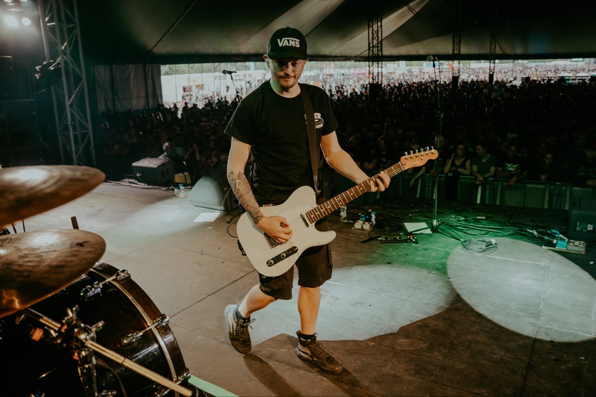 jamespendle's tweet image. Feeling very autumnal out there today. Worlds away from the cosy festival tents. Can we hibernate until they are back?

📸 @gavfrontrow 

#guitartech #basstech #festival #roadie