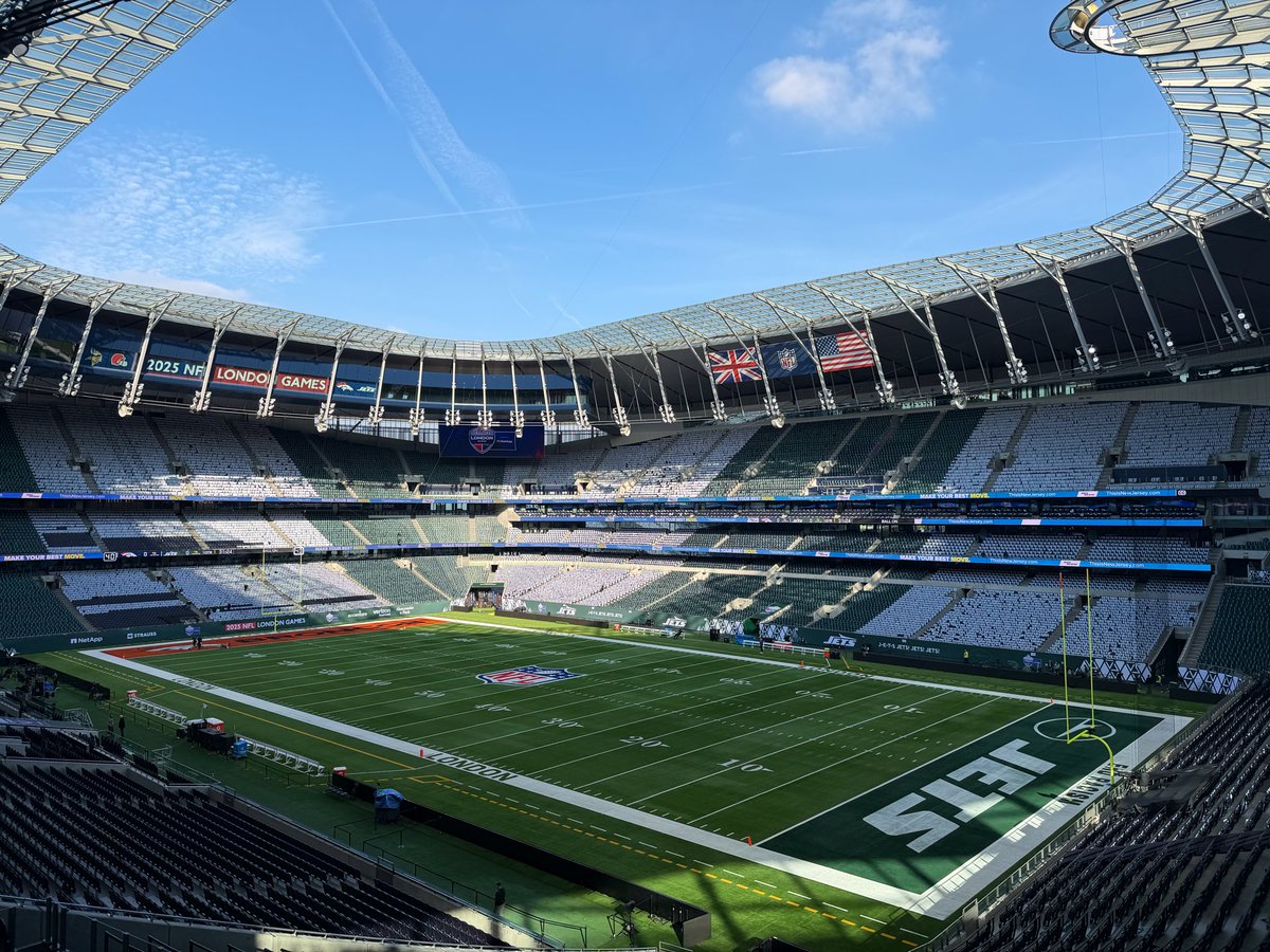 NPappas23's tweet image. See you tomorrow for Game 2 from London 🇬🇧 #NFLLondon #FromTheField
