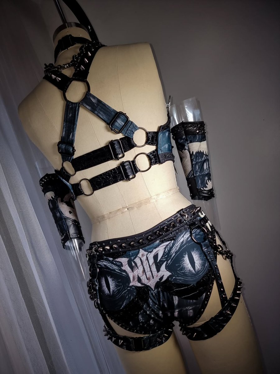 VladVilcu3's tweet image. Another INCREDIBLE gear made by @WickedLesterCl for Rhea!
The crocodile's teeth, the eyes, pretty INSANE details!