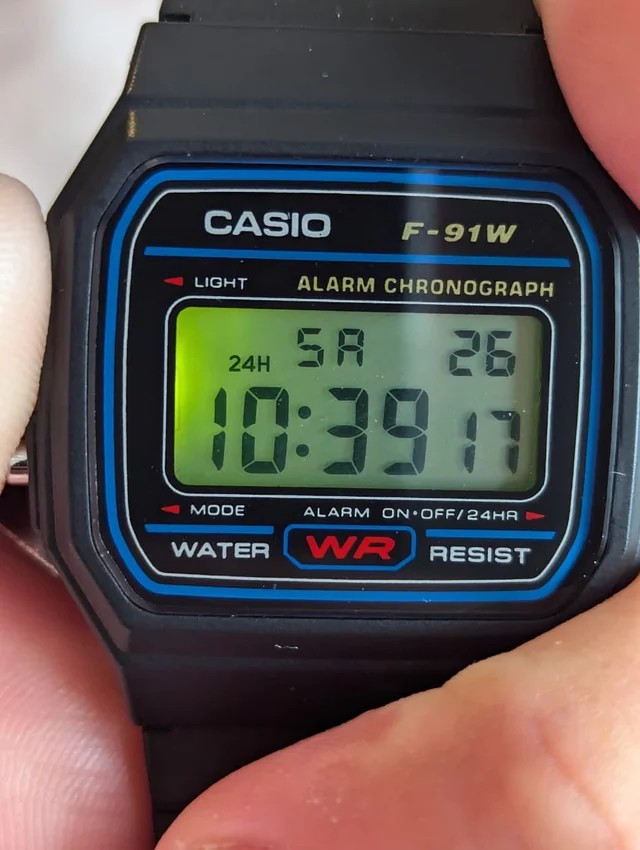 Karanlıkta Casio saatin ışığı yanınca gelen mutluluk,