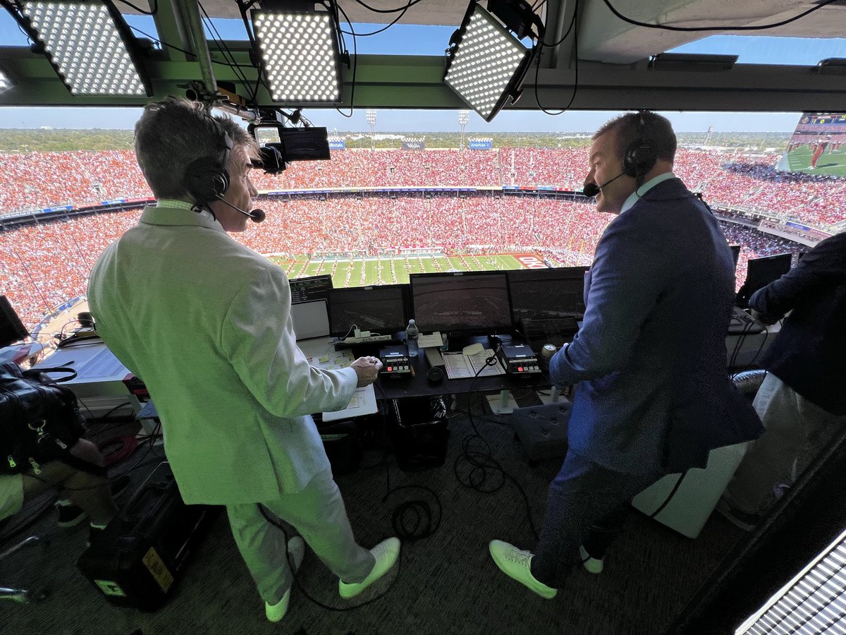 bhofheimer_espn's tweet image. After leaving @CollegeGameDay a little early from Eugene, @KirkHerbstreit made it to the Cotton Bowl. He and @cbfowler are ready for kickoff of the #RedRiverShowdown now on ABC. 

📸 via @blackfor3