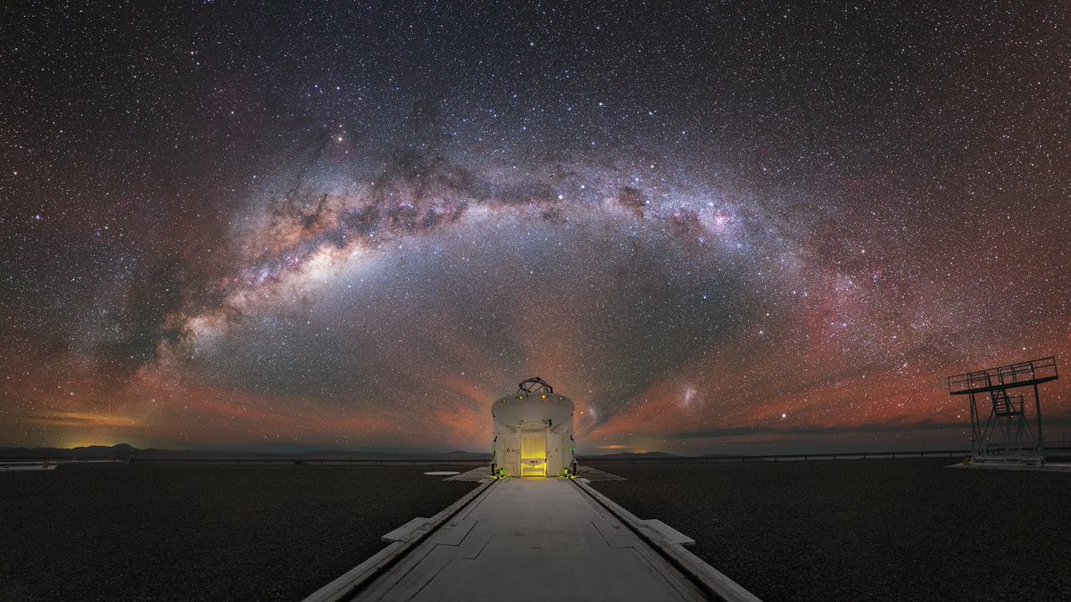 WorldAndScience's tweet image. The dense core of the Milky Way spread across the sky above one of the Auxiliary Telescopes of ESO's Very Large Telescope (VLT)
(Credit: Y. Beletsky/ESO)