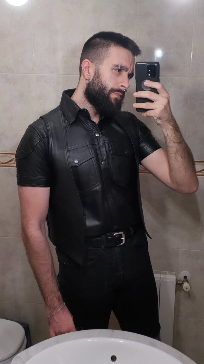 Molaría ir a un pleno de esta guisa, qué chulo es el cuero 😍