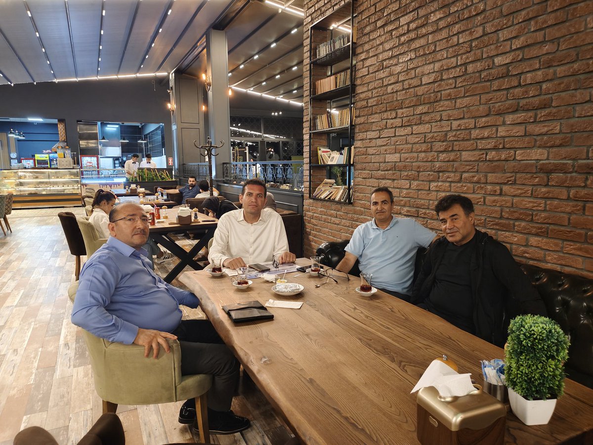 MCakiroglu34's tweet photo. Gonca Dünya kadar büyük bir masadan heybemize düşen bir yığın hatıra... #Sivas 

Zorlukları aşmak; çayın demi kadar sıcak, sohbetin özü kadar derin ve bir o kadar da dostlukla örülmüş bir akşamdan geçer... 

İçimize yeniden hayat üfleyen Canım Sivas'ıma emek vermek ve hizmet etmek benim için kutlu bir ödev ve millî bir vazifedir. Bana açılan kucağı ömrümce unutmayacağım... 🙏🏻♥️

Bu şehrin çalışkan, kahraman ve parlaklığı hiç solmayacak şahsiyetleri ile #GocaDünya kadar büyük bir sarılma, #YıldızDağı havası kadar tertemiz duygularla ömre kazınan bir sükûneti ve bir vefa inşaası olacak bu buluşmayı yaşadık. 

Dünya içinde; gürültüsüz, samimi ve sözüyle hazineleşmiş gerçek insanlar, üstadlar, saygıdeğer ağabeyler;
♥️ Buriciye A.Ş. ve Yıldız Dağı Kış Sporları ve Turizm Merkezi Genel Müdürü Mustafa Altun, 
♥️ TRT Sivas Temsilcisi Murat Çetintaş, 
♥️ AFAD İl Müdürü Cezmi Türkmen, 
Cumhuriyetin temeli olmuş bu kutlu şehrin hikâyesine kendi izini bırakan sizlerle geçen ve #AnadoluRuhu'yla dokunan bu akşam, Atamızın Sivas'ta geçirdiği ilk akşamı gibiydi. 🇹🇷♥️ Zat-ı alîlerinize gönülden teşekkür ederim. 🙏🏻

Bu şehrin ruhuna emek veren, taşına toprağına anlam katan; memleket ve vazife sevdasını Sivas Kongresi’ne katılanlar gibi yüksek bir şuurla, gece gündüz demeden, Goca Dünya kadar büyüklükte başarılarla taçlandıran devletimizin ve milletimizin onurlu, liyakatli şahsiyetleriyle bir arada olmak… Bana, dostluğun ötesinde; tarihle, milletle ve vatanına “canım fedâ” demiş olanlarla millî bir ödev ve görev sorumluluğuyla geldiğim Sivas'ta yeniden bağ kurmanın onurunu yaşattı. 

Şükranlarımı sunuyorum... 🙏🏻♥️

#MemleketSevdası #Sinema #TV #Film #Ödev #Anadolu #SivasKongresi #Vazife #Dostluk #Tarih #Kültür #Sanat #Türkiye #KalptenKalbe #GeceGündüz #Sohbet #Tutku #Keşfet #Ekip #Söz #MilliMücadele #Atam #Atatürk #Cumhuriyet #Vefa #X #Twitter