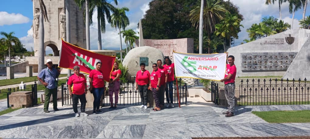 No podía faltar el tributo de los campesinos Santiagueros a nuestro Invicto Comandante Fidel Castro Ruz en el Cementerio Santa Ifigenia con la Bandera 65 aniversario de la constitución de la #ANAPCuba, pues fue el creador de unir a todos los campesinos en esta gran organización.