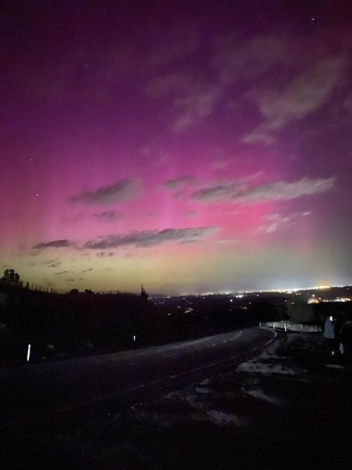 Gwenheims's tweet photo. Beautiful pink aurora~🌠 https://t.co/7dWnM9Jn92