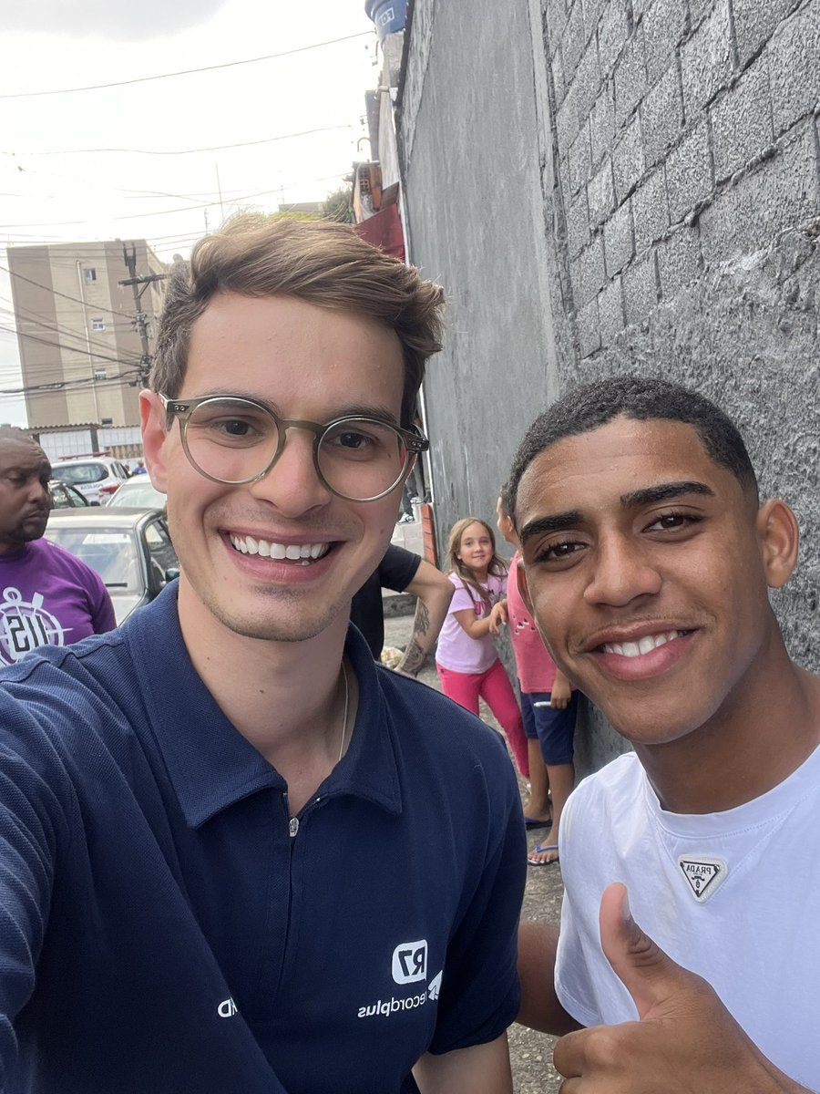 No futebol, eu torço por pessoas. 

E tenho fé que gente do bem vai longe. 

Talvez seja a inocência que os meus 25 anos ainda não foram capazes de mudar. 

Mas reforço essa ideia quando vejo Gui Negão com raiz, família do bem, e que não esquece das origens. 

Não teve vida