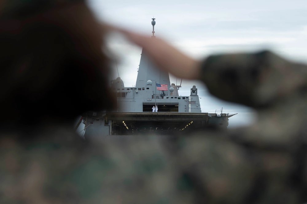 USNavy's tweet image. Blue-Green team, united in Philly! ⚓️🦅

Sailors and Marines are together in Philadelphia to honor 250 years of legacy, tradition, and service. #Navy250 🇺🇸