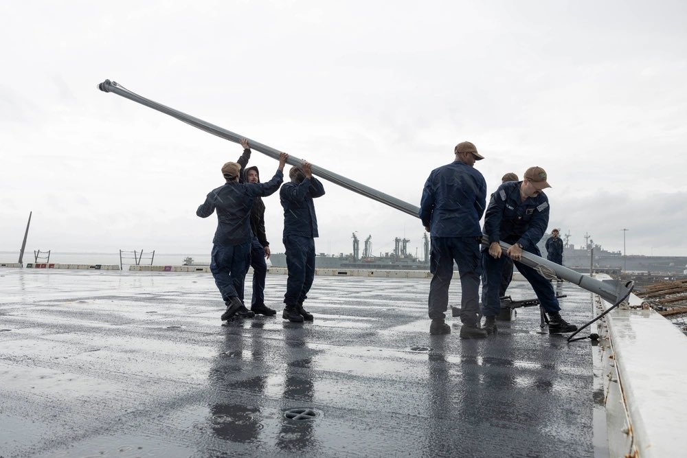 USNavy's tweet image. Blue-Green team, united in Philly! ⚓️🦅

Sailors and Marines are together in Philadelphia to honor 250 years of legacy, tradition, and service. #Navy250 🇺🇸