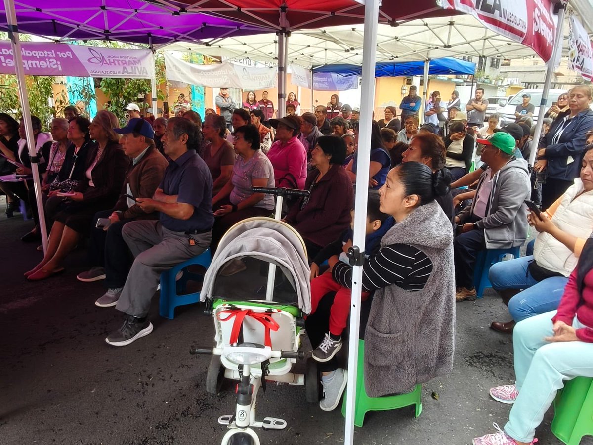 MarthaAvilaCDMX's tweet photo. 🟤 Avanzamos en la regularización territorial de la colonia José López Portillo en #iztapalapa 

Durante años, las y los vecinos han vivido en la incertidumbre legal respecto a la propiedad de sus predios y viviendas.

#Iztapalapa #RegularizaciónTerritorial #TransformaciónConHechos #CertezaJurídica
#marthaavila🦋 #congresocdmx🏛️ #poriztapalapasiempre