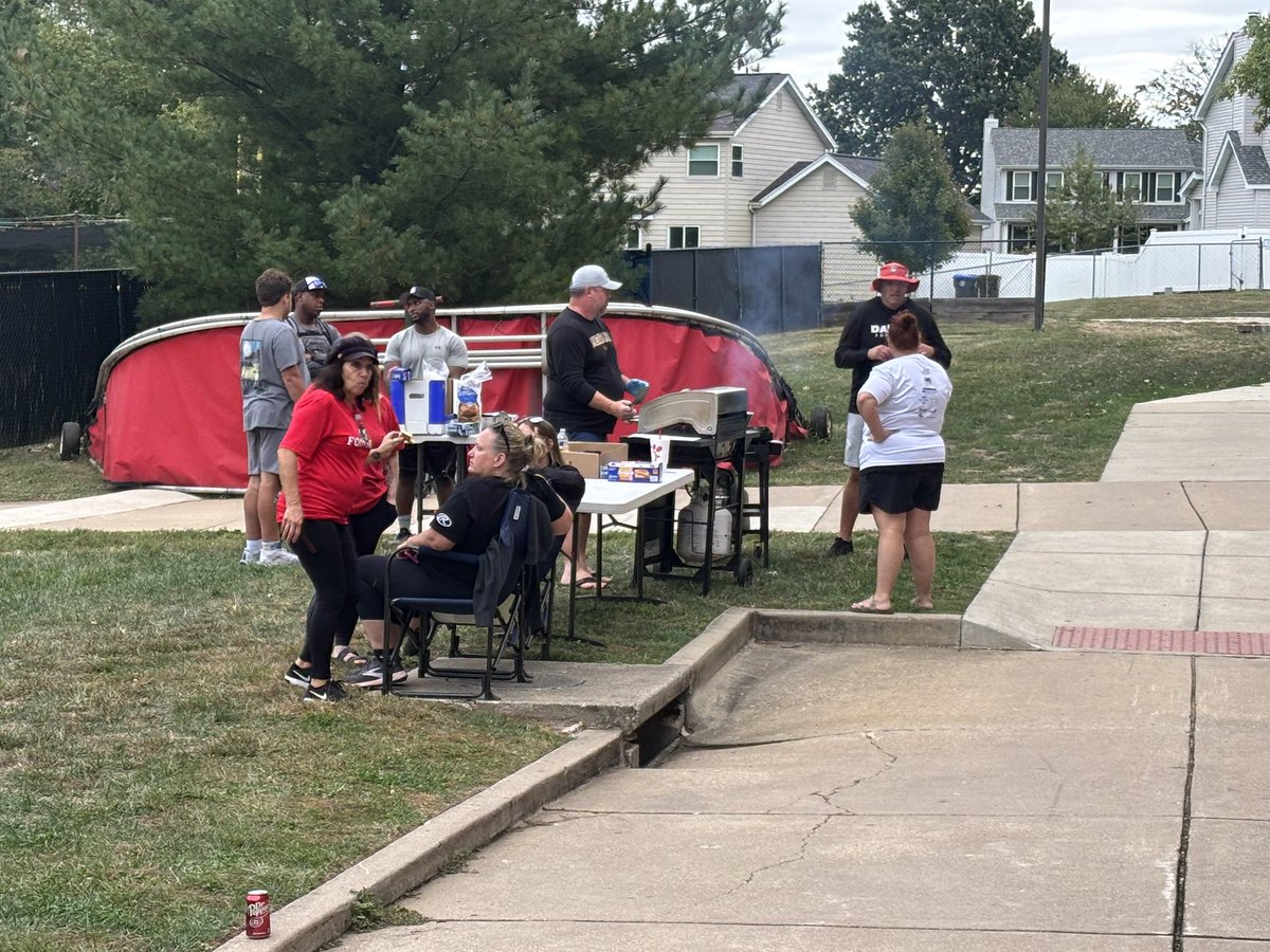 revhenderson's tweet photo. Thank you @FZS_Football @FZSFTBALLCLUB for making yesterday happen on short notice! You guys are truly amazing. We had a blast celebrating our football family after a tough loss. #KICKBALL #WeBultDifferentOnTheSouthSide https://t.co/p2SLvptOBJ