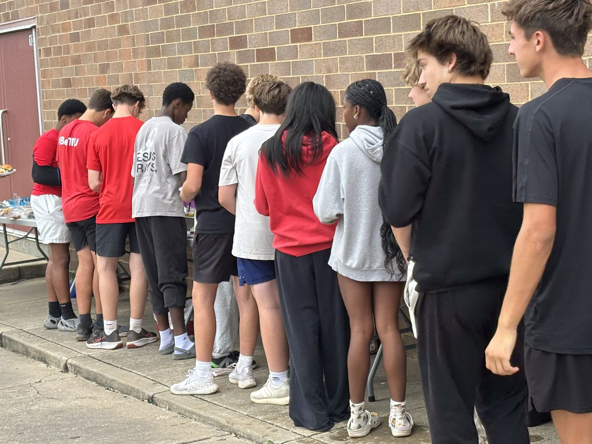 revhenderson's tweet photo. Thank you @FZS_Football @FZSFTBALLCLUB for making yesterday happen on short notice! You guys are truly amazing. We had a blast celebrating our football family after a tough loss. #KICKBALL #WeBultDifferentOnTheSouthSide https://t.co/p2SLvptOBJ