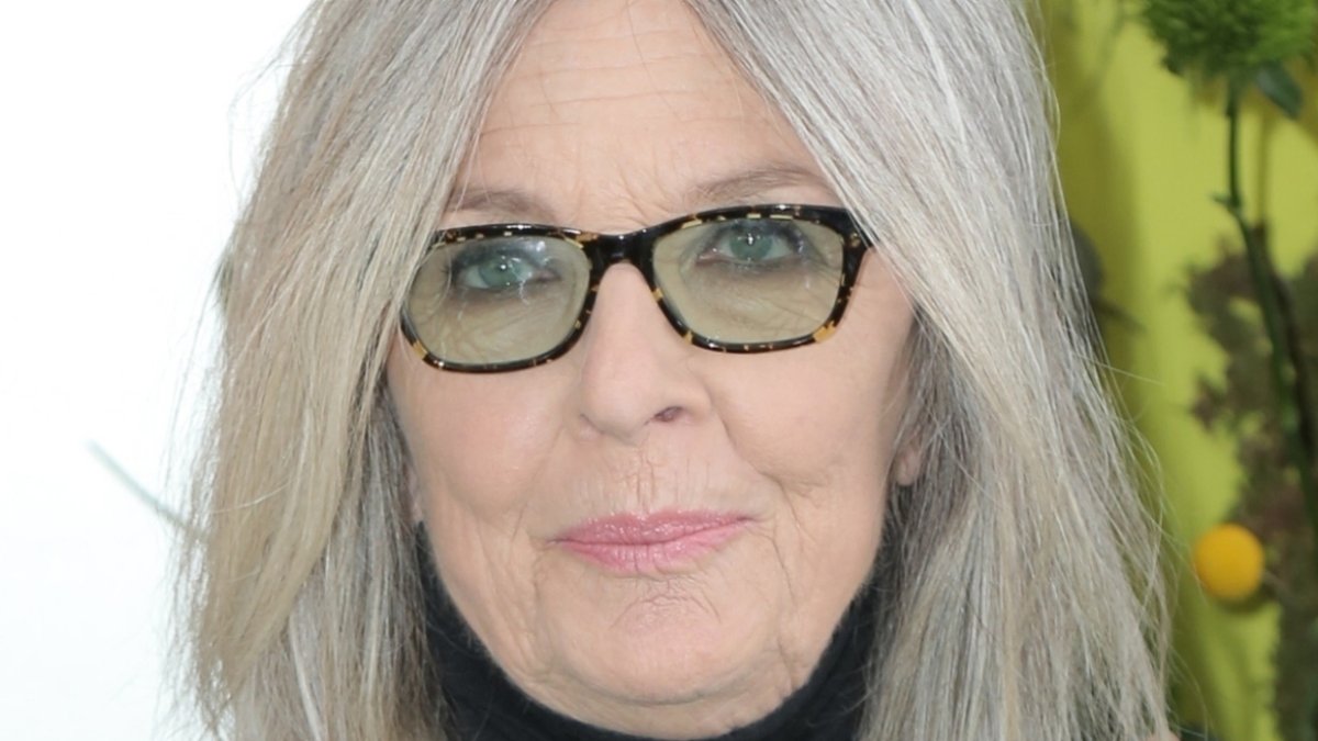 allocine's tweet photo. La comédienne américaine Diane Keaton, oscarisée en 1978 pour sa performance dans Annie Hall, de Woody Allen, est décédée le 11 octobre à l'âge de 79 ans, selon @people. L'actrice était aussi connue pour son rôle marquant dans la saga Le Parrain, aux côtés d'Al Pacino. 🕊️ https://t.co/EABTEMuoHN