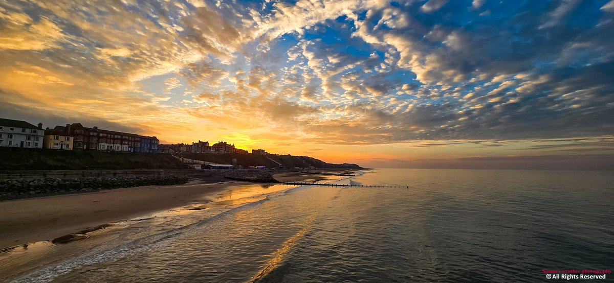 simon_weather's tweet photo. Tonight's red sky sunset over Cromer beach @StormchaserUKEU @carlharlott @danholley_ @stormbell @Lowweather @PhotographyWx @bbcweather @BBCWthrWatchers @itvweather @metoffice @ChrisPage90 @WeatherAisling #loveukweather✅ @liamdutton @GavinPartridge @BBCLookEast @itvanglia https://t.co/6pwiITpvXc