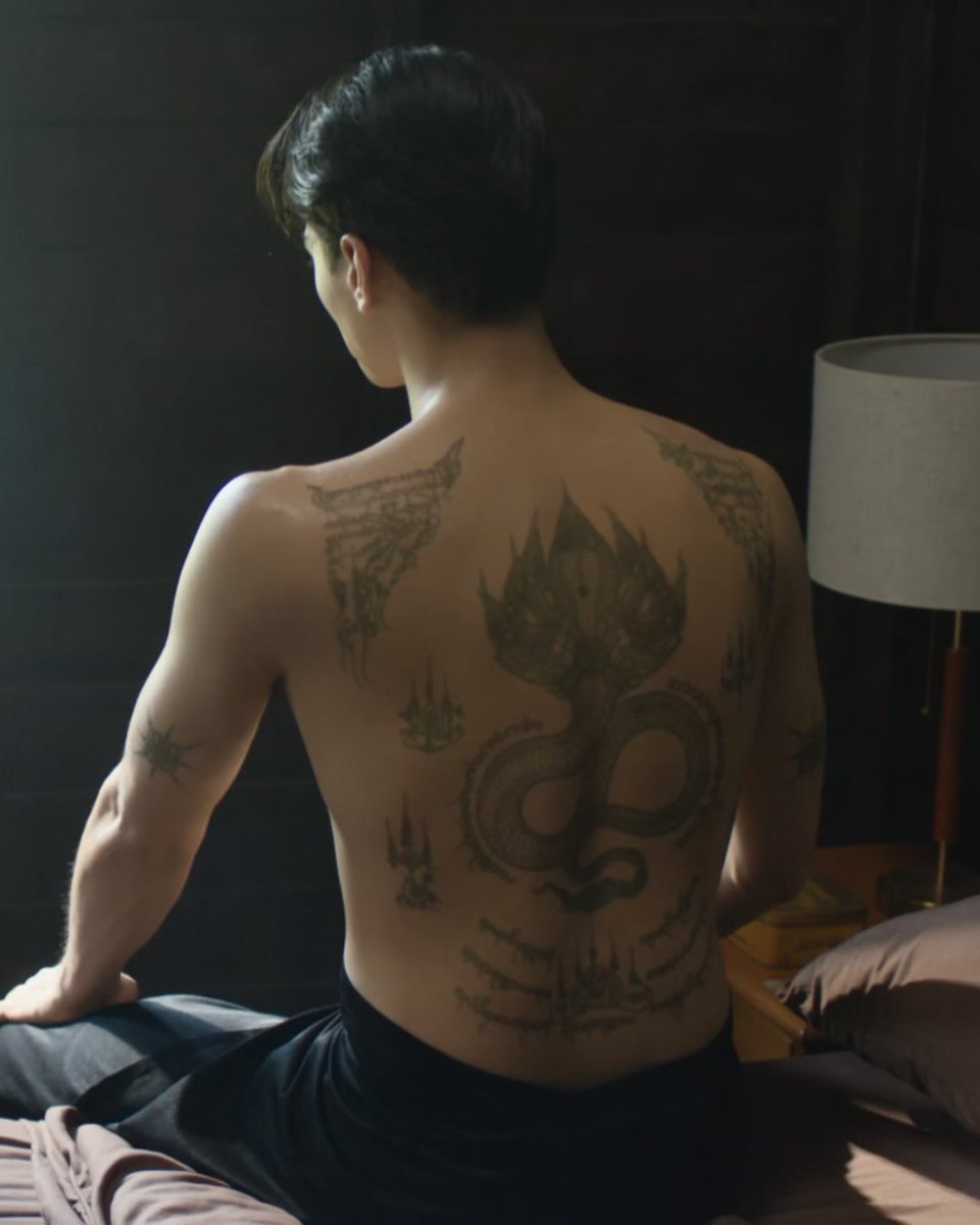 staywithharit's tweet image. ท่านภุชคินทร์นาคราชกับรอยสักพญานาคของพ่อครูภรัณขลังมาก ไม่ว่ากี่ภพชาติก็เป็นคนที่มีบุญบารมีน่าเคารพนับถือ บทเลือกคนจริง ๆ เก่งหฤษฎ์เก่งสมชื่อเลย

Khemjira The Series EP10 
#เขมจิราต้องรอดEP10