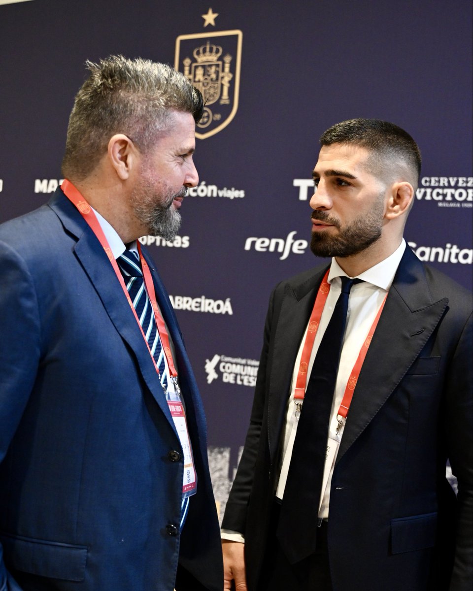 Un orgullo recibir en el Martínez Valero a todo un 𝐜𝐚𝐦𝐩𝐞𝐨́𝐧 𝐝𝐞𝐥 𝐦𝐮𝐧𝐝𝐨 🤩

💚 Elche es tu casa, <a href="/Topuriailia/">Ilia Topuria</a>