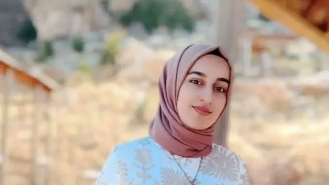Dr.Asu Kaya (@asukaya80tbmm) on Twitter photo Rojin Kabaiş’in bedeninde iki erkek DNA’sı bulundu.
Cinsel saldırı şüphesini ortaya koyan rapor tam bir yıl sonra açıklandı!
Bir yıl boyunca kim, neyi gizledi?
Kim susturdu bu dosyayı?
Kim korundu, neden saklandı bu gerçek?
Bir kadının ölümü karşısında susan, delilleri Rojin Kabaiş’in bedeninde iki erkek DNA’sı bulundu.
Cinsel saldırı şüphesini ortaya koyan rapor tam bir yıl sonra açıklandı!
Bir yıl boyunca kim, neyi gizledi?
Kim susturdu bu dosyayı?
Kim korundu, neden saklandı bu gerçek?
Bir kadının ölümü karşısında susan, delilleri
