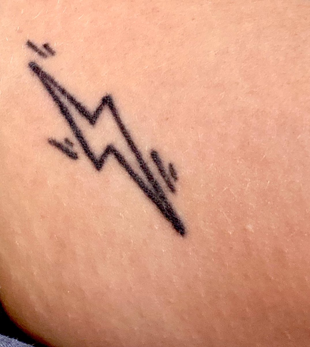 Flow_Zulu's tweet photo. @emmapetersoff je te vois plus en concert que je vois ma mère, comme un tatoo qu’on voit partout, elle est jalouse fais un truc stp https://t.co/58QtopjVxi
