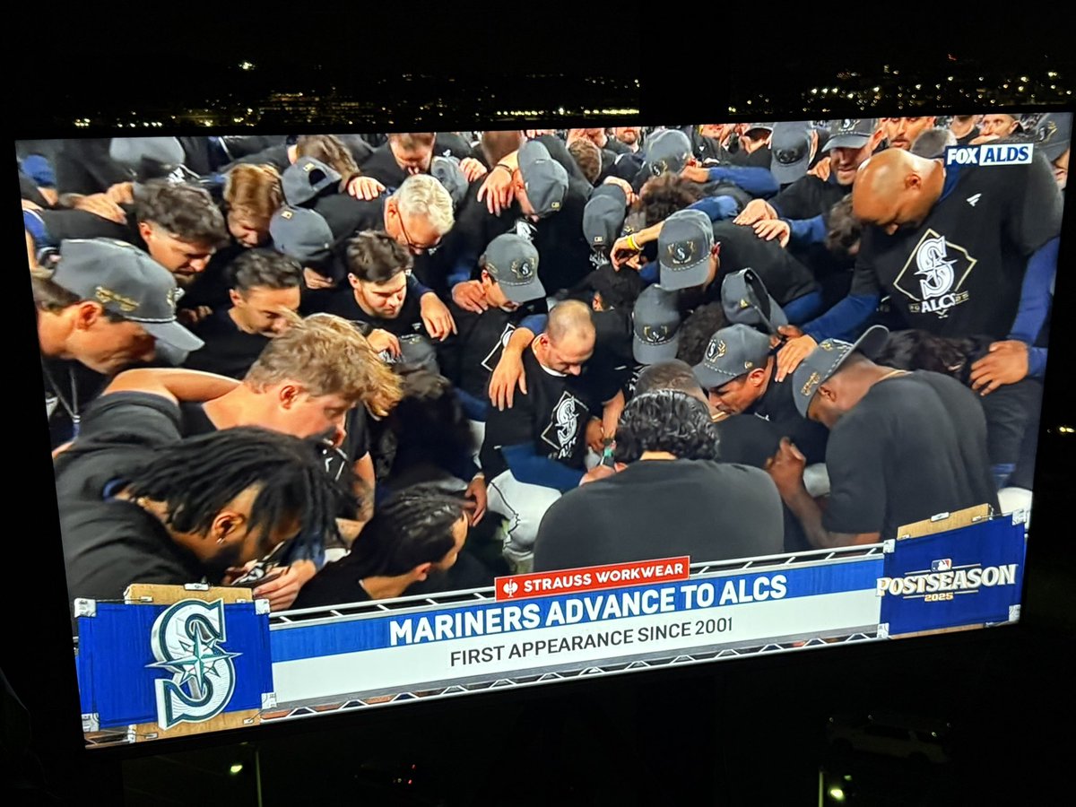 seanfeucht's tweet image. Seattle Mariners gather as a team to pray after last nights 15th inning victory to advance to the ALCS. 🙏🏽
