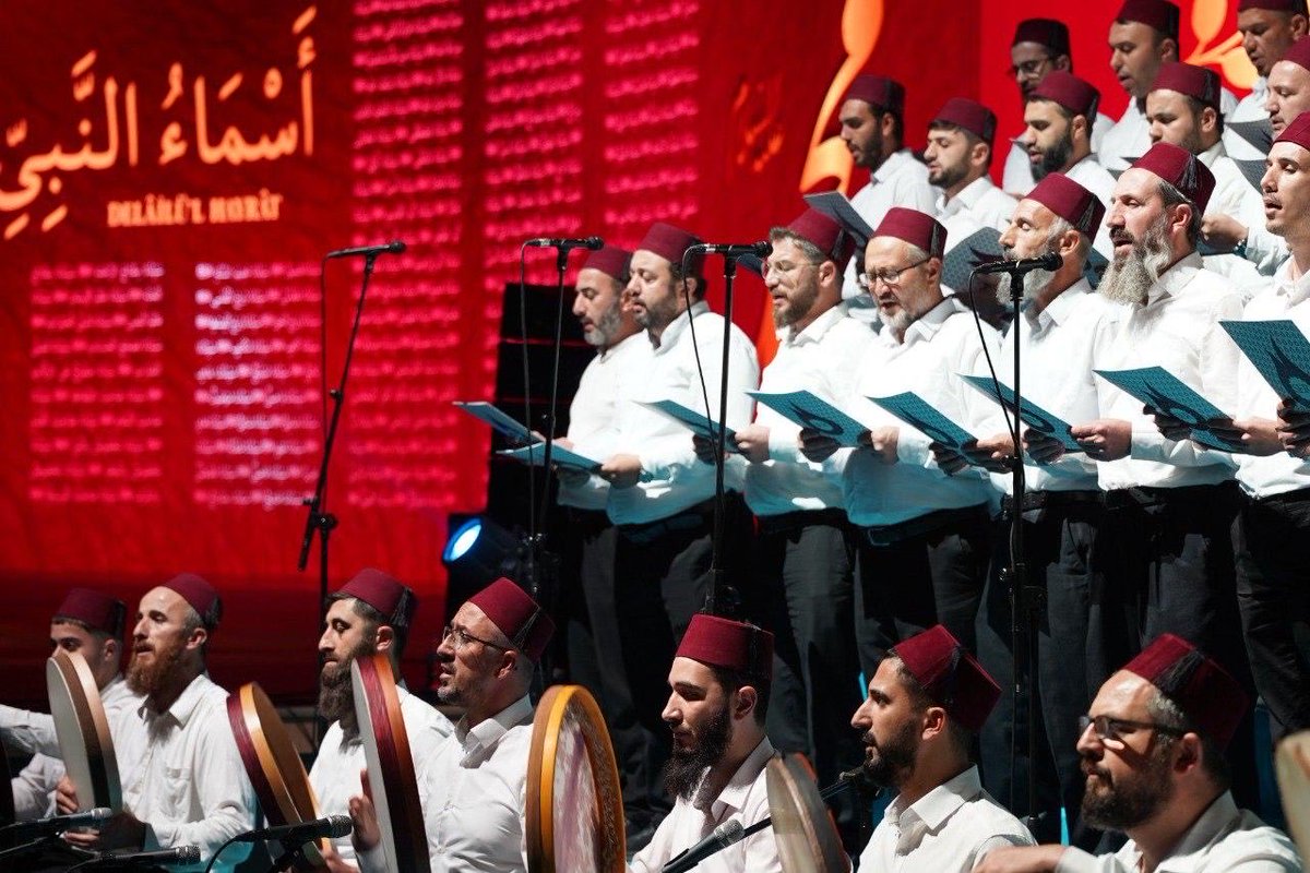 Genckon's tweet photo. Peygamber Efendimizin (sav) muhabbeti ile bir araya geldiğimiz Mevlid-i Nebi 1500. Yıl programı sona erdi. Ümmet-i Muhammed'in zor zamanlardan geçtiği bu günlerde, mahzun gönüllerin O'nun muhabbeti ile huzur bulmasına vesile olanlara teşekkür ediyoruz. 

Allah Teâlâ, kalplerimize Peygamber Efendimizin muhabbetini, gönüllerimize O’nun ahlakını, hayatımıza da O’nun sünnetini yerleştirsin.

 #mevlidinebi1500