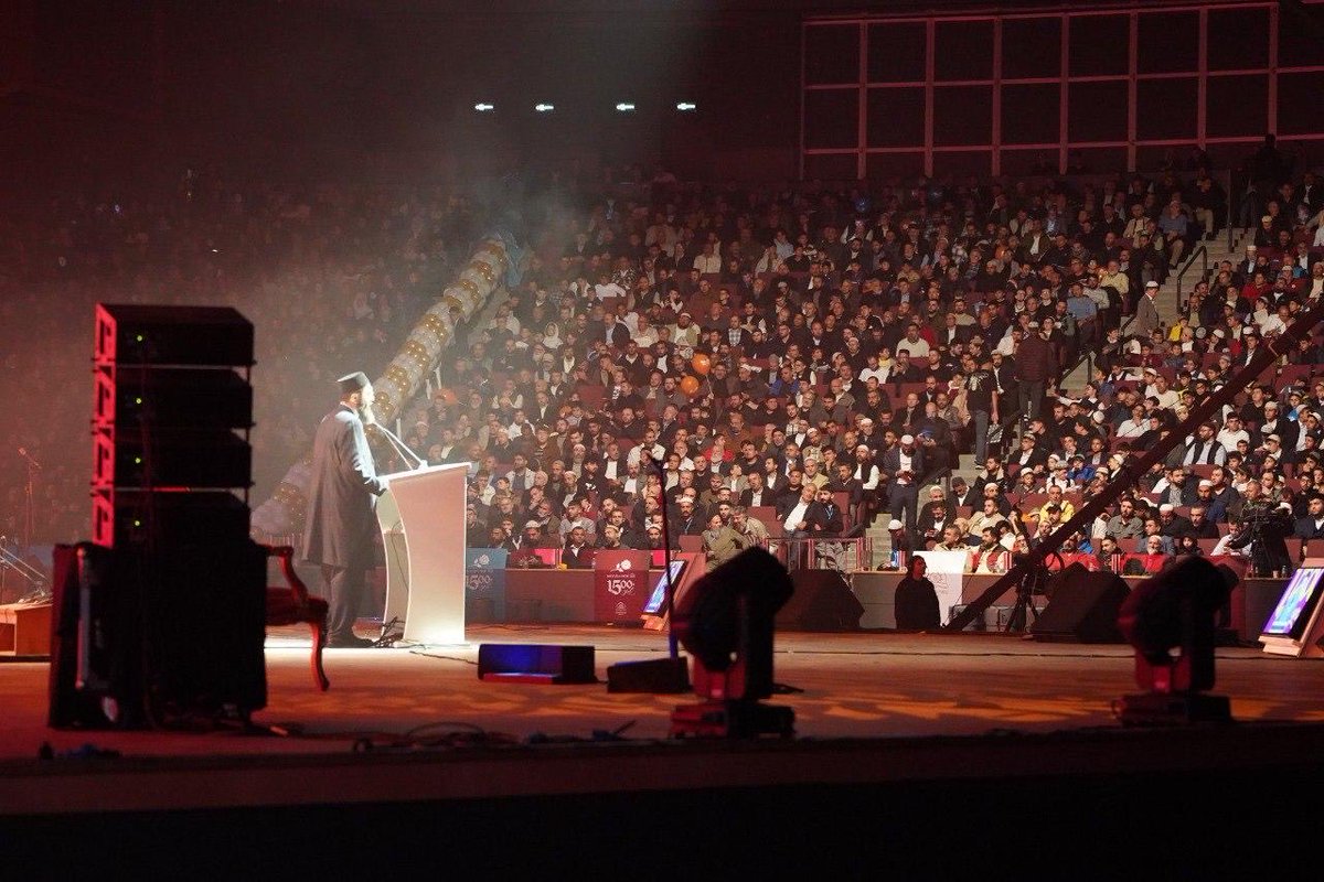 Genckon's tweet photo. Peygamber Efendimizin (sav) muhabbeti ile bir araya geldiğimiz Mevlid-i Nebi 1500. Yıl programı sona erdi. Ümmet-i Muhammed'in zor zamanlardan geçtiği bu günlerde, mahzun gönüllerin O'nun muhabbeti ile huzur bulmasına vesile olanlara teşekkür ediyoruz. 

Allah Teâlâ, kalplerimize Peygamber Efendimizin muhabbetini, gönüllerimize O’nun ahlakını, hayatımıza da O’nun sünnetini yerleştirsin.

 #mevlidinebi1500