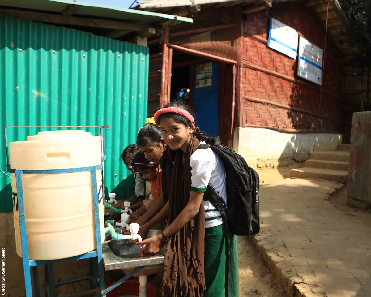 GPforEducation's tweet image. Le GPE et @UNICEFBD aident les jeunes rohingyas de Cox&apos;s Bazar à accéder à des espaces d&apos;apprentissage sécurisés.

Des leaders communautaires les encadrent et sensibilisent leurs familles à l&apos;importance de scolariser les jeunes filles : g.pe/NCav50Xa7aA

#JournéeDeLaFille