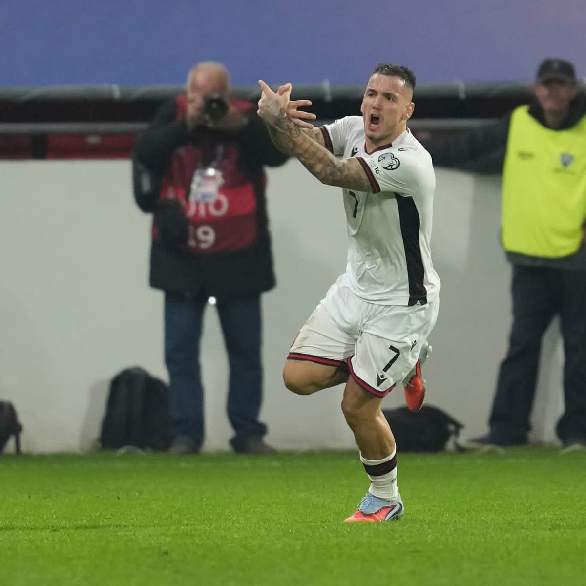 kosovarfootball's tweet photo. Best yellow card ever 👐🇦🇱 https://t.co/Tmeh2e06Hs