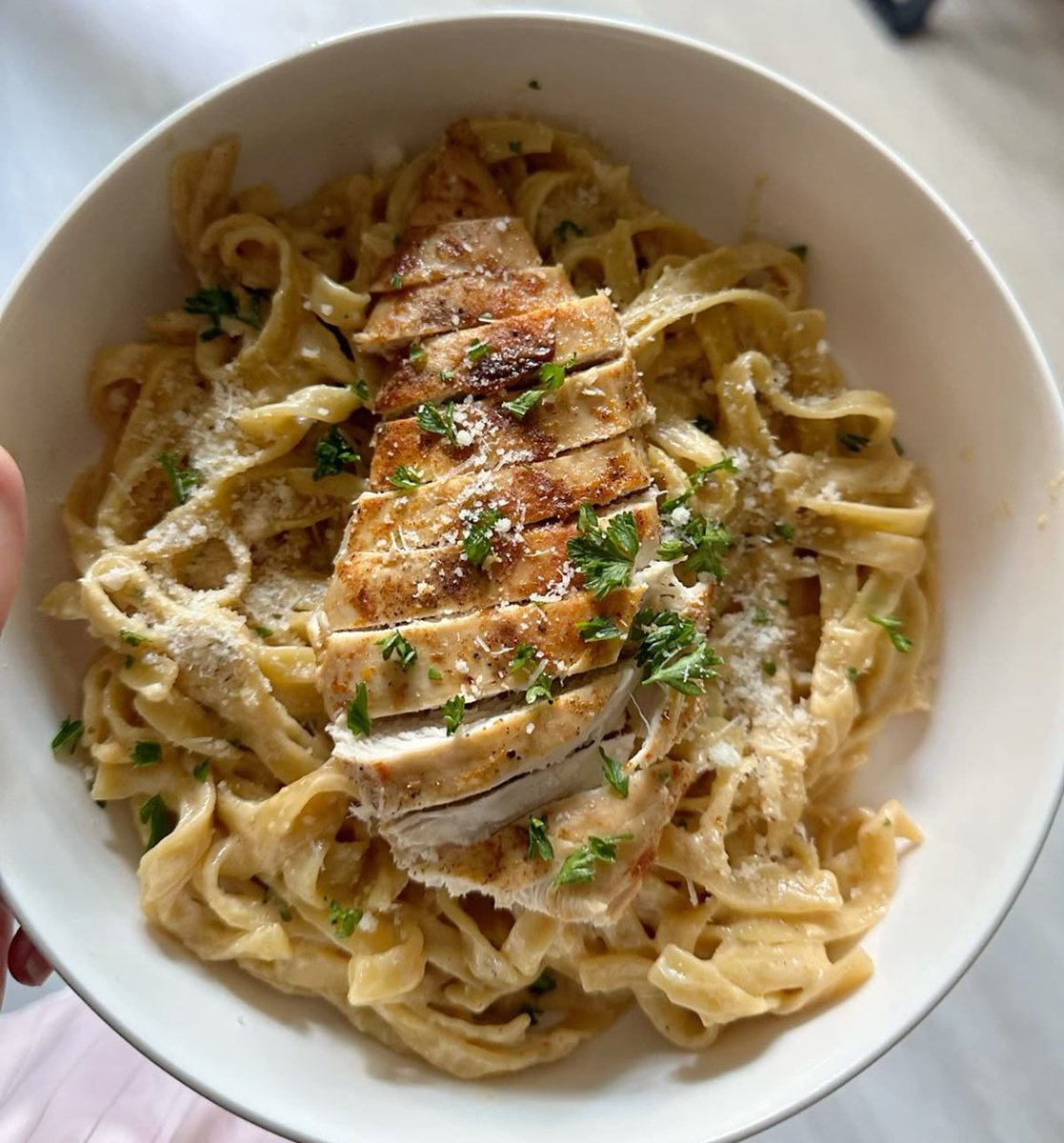 faefaeandflower's tweet photo. faelan’s #PAWTluck 🧸ྀི
bringing a full course meal (faelan not included) fettuccine chicken alfredo, flower doughnuts with peach & fresh mango milk https://t.co/sWcQzAFatM
