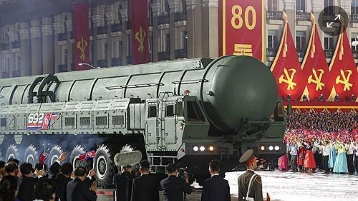 DPRK_CAODEBENOS's tweet image. En el desfile con motivo del 80 Aniversario del Partido del Trabajo de Corea, se presentó el nuevo misil balístico intercontinental Hwasong- 20. Con un motor de 1.971 Kilonewtons y capaz de transportar múltiples cabezas termonucleares.