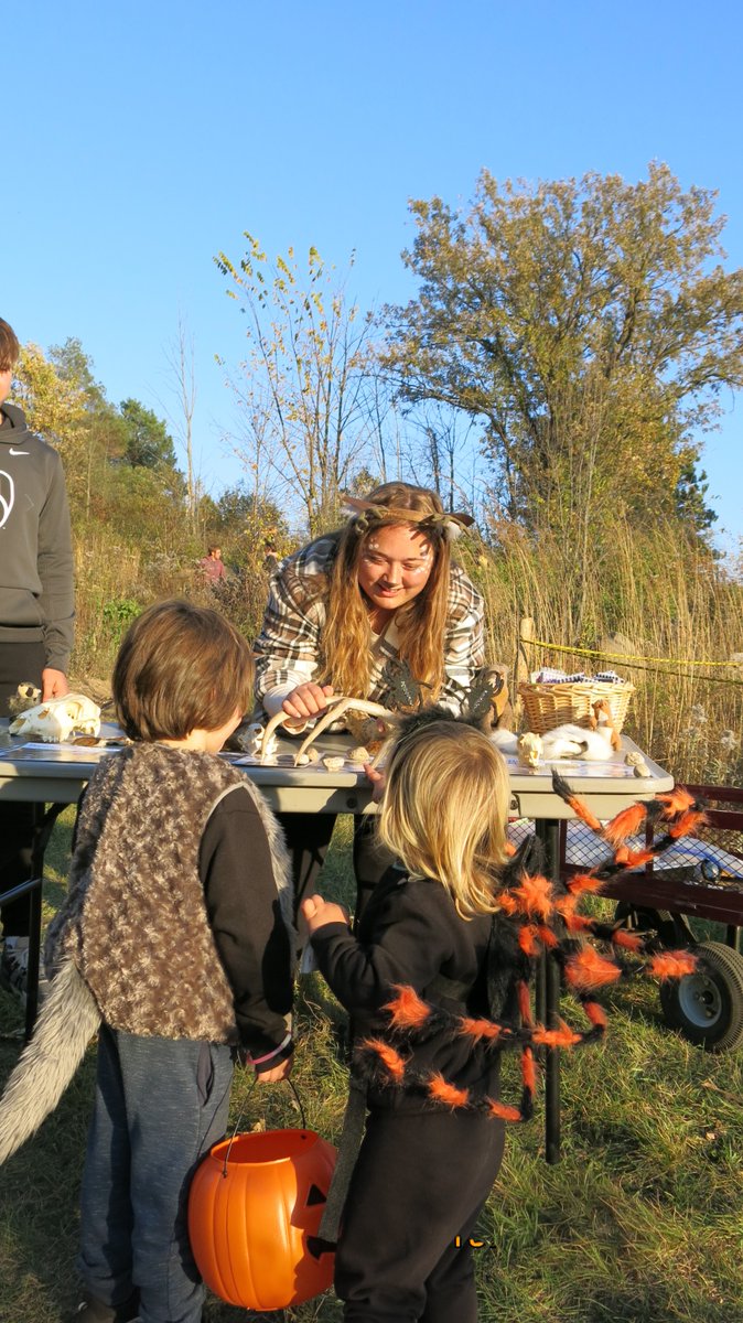 TRAILS AND TREATS - Friday, 10/24! Families with kids 2-12 can adventure along a 1.5 mile loop, as activity stations and fun will be scattered about the land. Visit educators in costume and dive into hands-on experiences!

riveredgenaturecenter.org/event/trails-t…