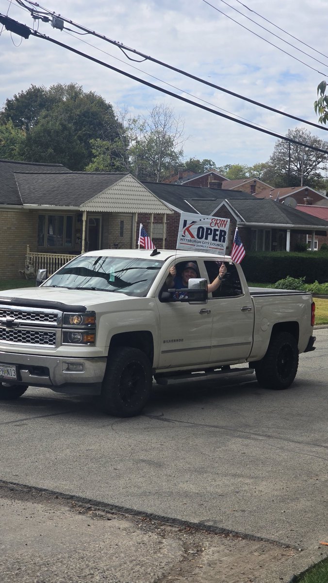 erinkoper's tweet image. I have the best TEAM!
Voters were pulling over today and requesting yard signs while we were out knocking doors! We filled up a car with enough signs for all of the neighbors! 

We started out the day eating breakfast at the Hot Dog Shoppe 🌭. My volunteer who is a veteran bought…