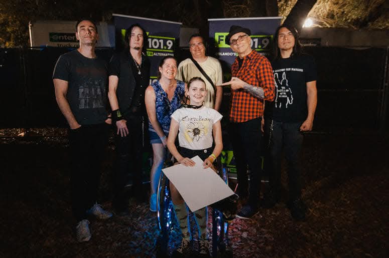 Bringing <a href="/artalexakis/">Art Alexakis</a> and all of <a href="/EverclearBand/">Everclear</a> some pale green star cookies... And time to get some updated pictures.
See you tonight!