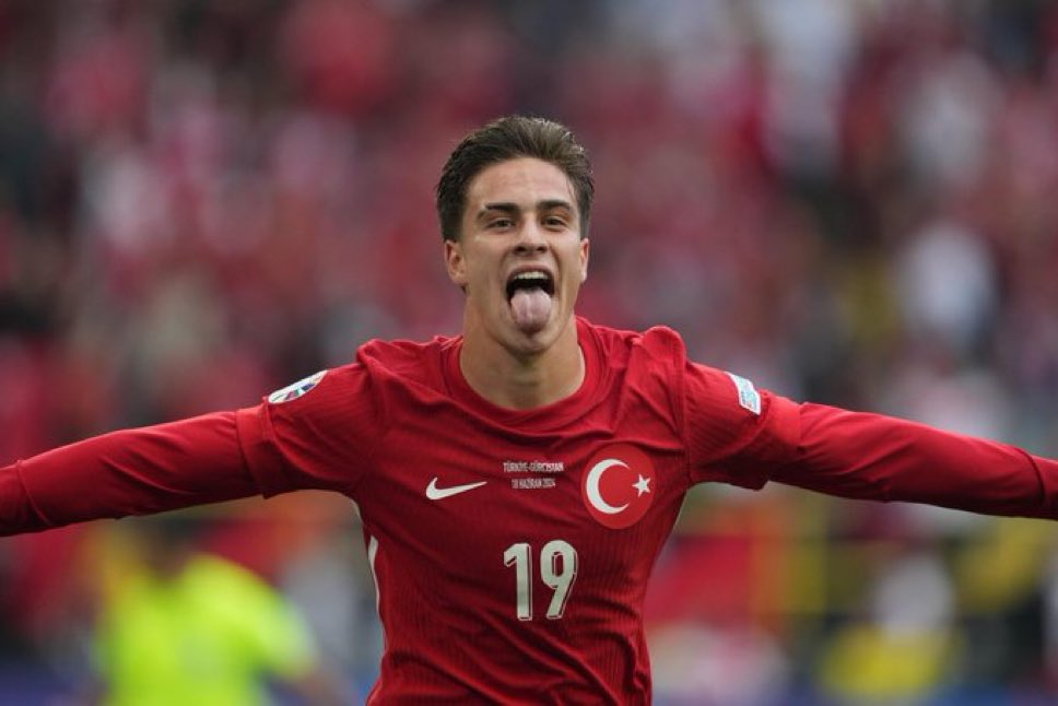 Kenan Yıldız'ı Galatasaray'da izlemeyi çok arzu ediyorum, gerçekten de olağanüstü bir futbolcu.
