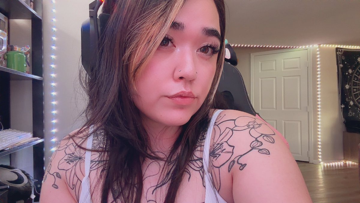 BuneticLuna's tweet image. …facecam day 🫣

this feels so weird hahaha come watch me play Marvel Rivals with one of my mods? 🥺💕

#twitchstreamer ?? idk what hashtags to put help
