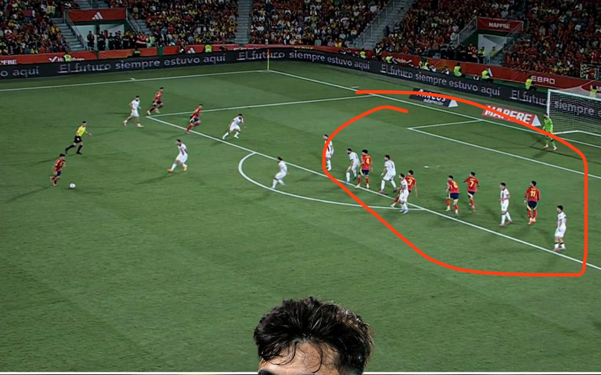 RmaDonyfc's tweet image. If he couldn’t find 1 person out of the 5 I’d be embarrassed on his behalf.

What and idiotic PR post

Even my late grandma would make a pass to 1 of the 5 players making those runs